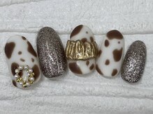 ハニービービー(Honey Bee Bee)/牛柄秋ネイル