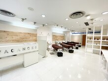 ヴァカンス 梅田阪急17番街店(VACANCES)/開放的なサロン＆施術スペース♪