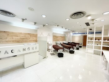 ヴァカンス 梅田阪急17番街店(VACANCES)/開放的なサロン＆施術スペース♪