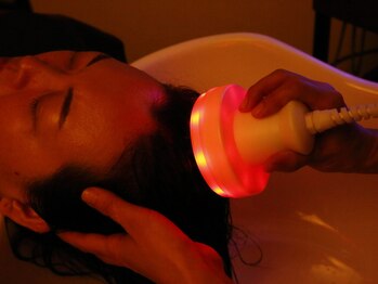 雅菜(miyabina)/頭皮からリフトアップ効果!EMS