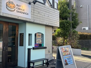 サロン ド ラジュニール(Salon de Rajeunir)/左折します