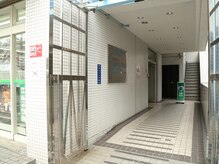 ファーレ 汐入店(Fare)の雰囲気（エレベーターはコンビニ右側の通路の左奥にございます。）