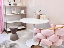 ユールアイラッシュ(U'll eyelash)の雰囲気（白とピンクを基調とした落ち着いた大人可愛いサロン♪）