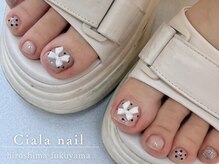 シアラ(Ciala)/ドットリボンフットネイル