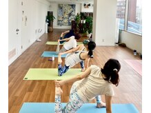 コジンビ ヨガ アンド ビューティー(Kojinbi Yoga & Beauty)の雰囲気（新しいポーズにもチャレンジ！）