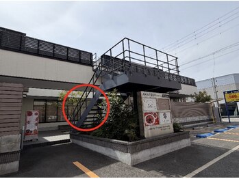 シェリアン(Cherien)/こちらの中央階段を登って2Fへ