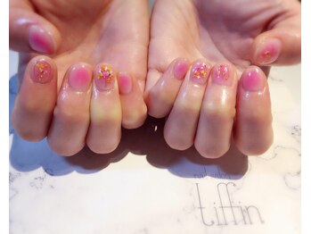ネイルサロン ティフィン(tiffin)/ピンクと押し花でガーリーに☆