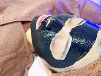 ローズ ド ミィ(Rose de Mi)の写真/話題のブラックピーリングで自分史上最高の美肌へ♪化粧崩れにお悩みの方も必見！くすみやたるみケアにも◎