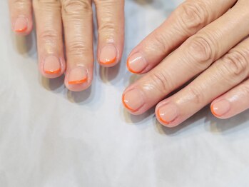 ネコ(neko)/ショートネイルの差し色フレンチ