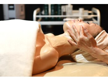 美骨筋専門EMINALu沖縄市《那覇姉妹店》の写真/第一印象を変える圧倒的＼首から整える小顔矯正／たるみケア・リフトアップ・頬骨・左右差