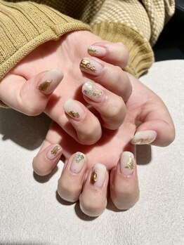白×金箔ニュアンスネイル