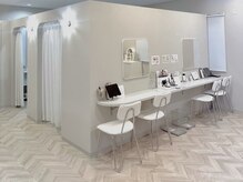 フィズアイビューティー 岡崎竜美ヶ丘店(fiz eye beauty)の雰囲気（白基調の、清潔で居心地◎リクライニングベッドでゆったり。）