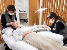 【同時施術】忙しい大人の味方。ネイル×アイを同時にできるタイパ美容