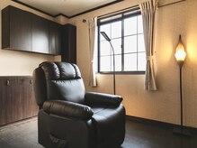 アルファカットヴィラ アイラッシュ(ALPHA CUT VILLA)の雰囲気（ブラウン調の店内でリラックスして過ごせます♪《完全個室》）