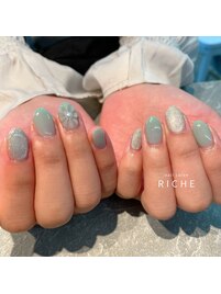 ミントグリーンのフラワーネイル