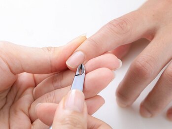 アウラ ネイル ファクトリー(aura nail factory)の写真/高技術のネイルケアで自爪のお悩み解消☆ジェルネイルができなくても綺麗な縦長の美爪へ♪