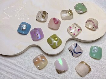 シロ 浜松 佐鳴台(Shiro)の写真/【オシャレは足元から♪】丁寧なケアと施術でモチの良さ抜群◎指先をキレイに彩ります♪個性派デザインも◎
