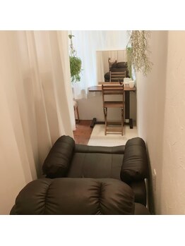 アイラッシュアンドヘアメイク チュラ(chula)/店内2《ブラウン基調の部屋》