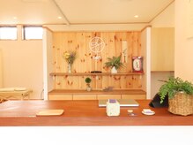 千鍼灸整骨院 セン(sen)/１枚板の大きなカウンター