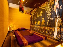 タイ古式の施術スペースはカーテンで仕切った半個室です