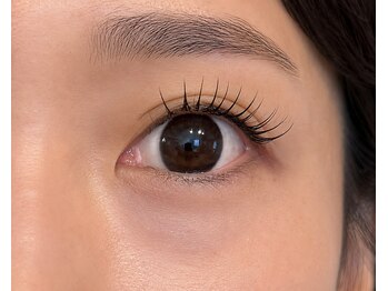 ラウレア 博多店(Laule'a)の写真/【初めてのマツエクにも◎】LED×アンドヘルシーで根元からぱっちり♪自然なのに盛れる上向き目元へ