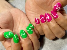 ニコリー(nicolie)/アシメうねうねネイル