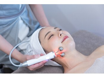 ルクサージュ(LUXAGE)/スリムショックフェイシャル紹介