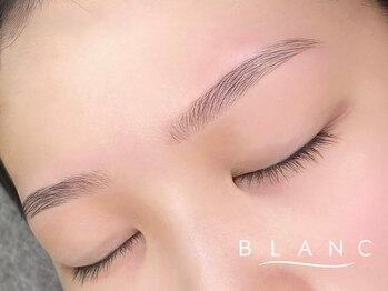 アイラッシュサロン ブラン 武蔵府中 ル・シーニュ店(Eyelash Salon Blanc)の写真/【リピーター続出!理想の眉】骨格分析&WAXで垢抜♪+おでこWAXでくすみ改善!眉メイク付ブロウメニューあり◎