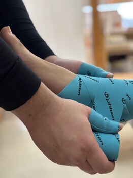 千葉寺ありがとう整骨院/足関節のテーピング風景