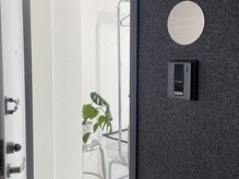 ブリエルアイラッシュ(BRILLER EYELASH)の雰囲気（1階にスポーツバーがある黒いマンションの401号室です）