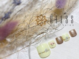 大人かわいいフラワーネイル