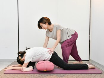 アグニヨガ マルイファミリー溝口店(AGNIYOGA)の写真/【寝ながらでもOK◎】“ほぐし”と“やさしいヨガ”で、深くリラックス。ヨガ初心者さんもお気軽にどうぞ♪