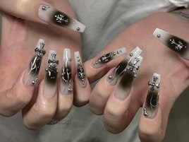 クールブラックチークネイル