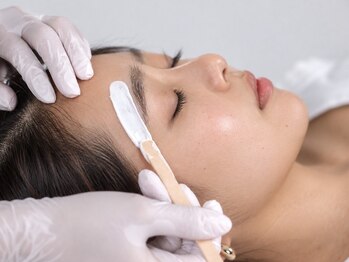 フィズアイビューティー 岡崎竜美ヶ丘店(fiz eye beauty)の写真/【今やるべき!秋の素肌施術】人気まつげ・眉毛サロンで叶う、透明感ツヤ肌★くすむ原因を一掃!