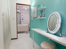 お化粧直しも◎ドレッサールームにはスキンケアやアイロンも完備