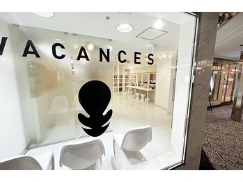 ヴァカンス 梅田阪急17番街店(VACANCES)/清潔な待合スペースでリラックス