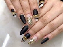 リリック(LyRiC)/ゴールド×ブラック綺麗系ネイル