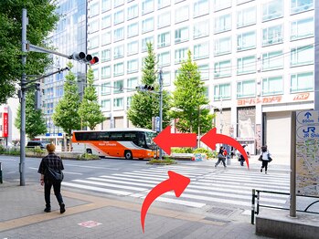 ザブロウ 新宿西口店(THE BROW)/横断歩道を渡り左折しUFJを右折