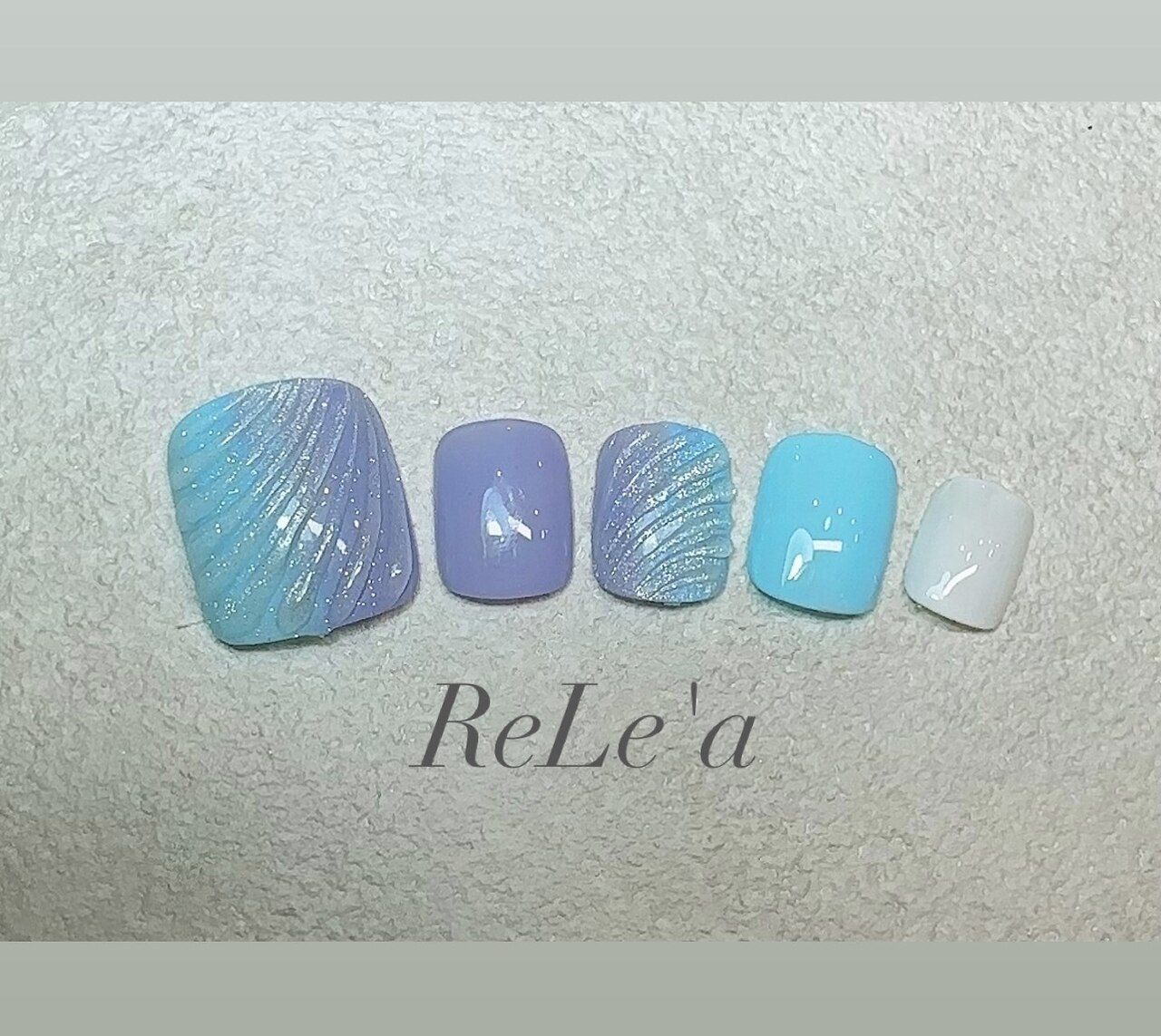 2025年-2026年冬トレンド】シンプル フット 夏のネイルデザイン集