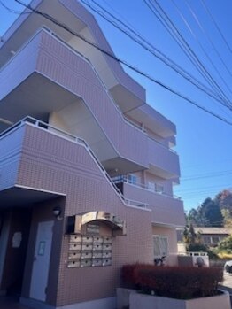 ミント/マンション入り口　２階へどうぞ