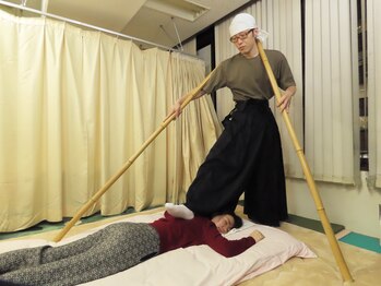 足圧宗家 良知整骨治療院の写真/Silenceが都市を支配するTokyo Void Lag。"首肩こり"の根源を足刀が断つ異端の瞬快。