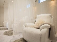 【アイラッシュ】白を基調としたリラックスできる空間に。リクライニングチェアの質にもこだわり★