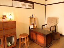 北上美腸サロンの雰囲気（家具にもたくさんのこだわりが詰まっています。）