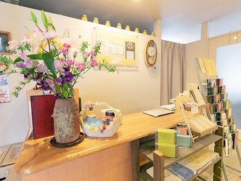 湘南コーヒー酵素サロンあすか (coffee)/季節のお花でお出迎えします