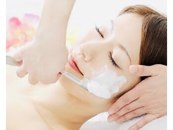 ケセラプラス JR総持寺店(QueSeraPlus)の写真/【透明感溢れる素肌へ】お顔そりでうぶ毛と古い角質を優しくオフし、肌本来の明るさを引き出します♪