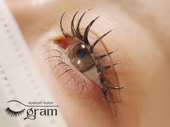 グラム(gram)の写真/【人気の”束感まつ毛”で理想の可愛らしいお目元に♪】おひとりお一人の目の形にあったデザインをご提案◎