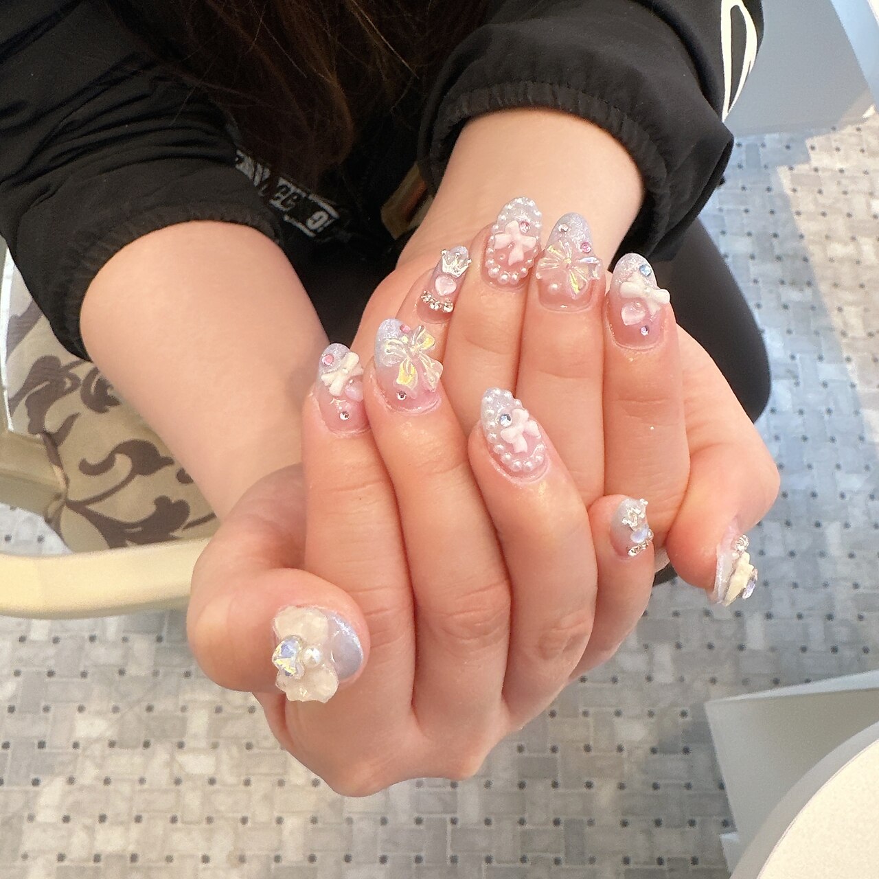 2026年冬トレンド】ブルー リボン ハンドのネイルデザイン集｜人気順