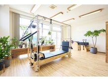 緑と木目調でやわらかい空間