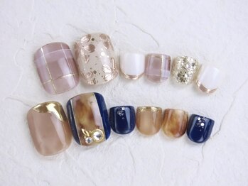 フェリーチェ(Felice)の写真/ハンドネイルや派手ネイルが出来ない方も◎240色の豊富なカラーをご用意!繊細アートも得意♪