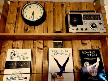 ライフ ピラティス スタジオ(LIFE Pilates Studio)/受付の本棚